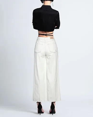 https://images.styletyx.com/images/white-denim-denim-pants-people-13308904_3.webp