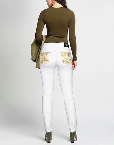 https://images.styletyx.com/images/white-denim-denim-pants-versace-2958706_3.webp