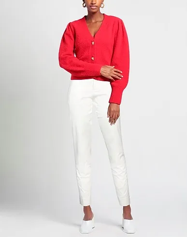 https://images.styletyx.com/images/white-gabardine-casual-pants-people-3143918_2.webp