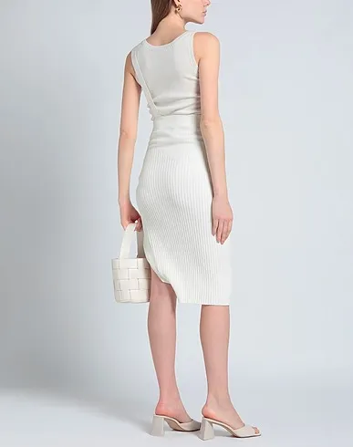 https://images.styletyx.com/images/white-knitted-midi-skirt-andreadamo-13066417_3.webp