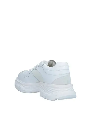 https://images.styletyx.com/images/white-laced-shoes-alexander-mcqueen-1680140_3.webp