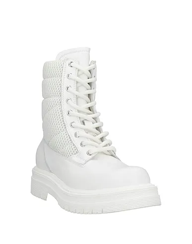https://images.styletyx.com/images/white-leather-ankle-boot-mich-e-simon-13174065_2.webp