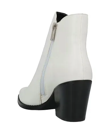 https://images.styletyx.com/images/white-leather-ankle-boot-my-twin-twinset-13407879_3.webp