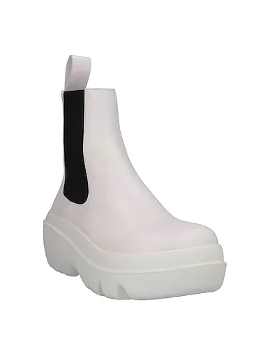 https://images.styletyx.com/images/white-leather-ankle-boot-proenza-schouler-3293141_2.webp