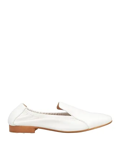 https://images.styletyx.com/images/white-leather-loafers-formentini-873016615_1.webp