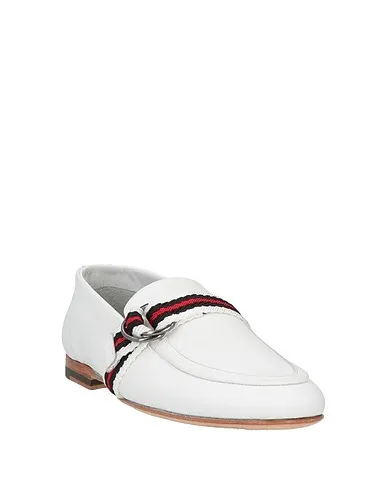 https://images.styletyx.com/images/white-leather-loafers-hazy-873416818_2.webp