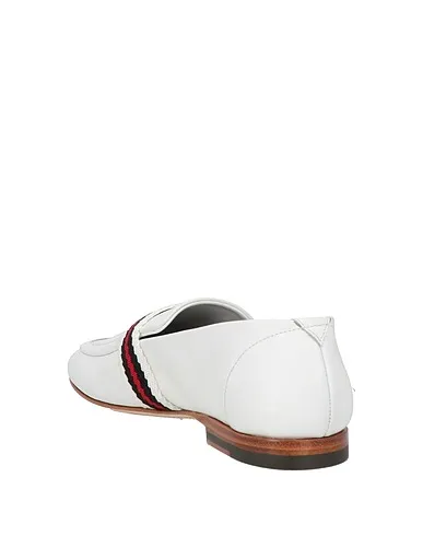 https://images.styletyx.com/images/white-leather-loafers-hazy-873416818_3.webp