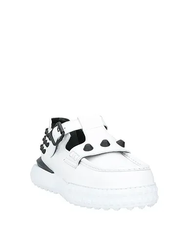 https://images.styletyx.com/images/white-leather-loafers-mich-e-simon-913570078_2.webp