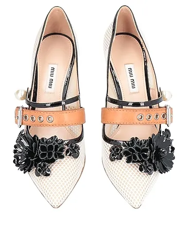 https://images.styletyx.com/images/white-leather-pump-miu-miu-1910540416_4.webp