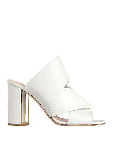 https://images.styletyx.com/images/white-leather-pump-nicholas-kirkwood-872387454_1.webp