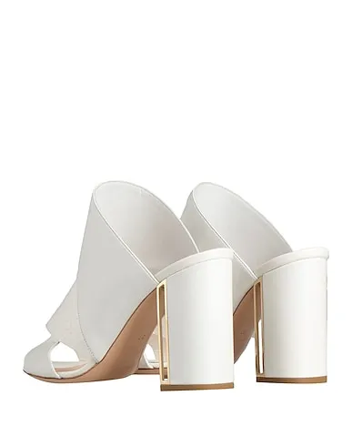 https://images.styletyx.com/images/white-leather-pump-nicholas-kirkwood-872387454_3.webp