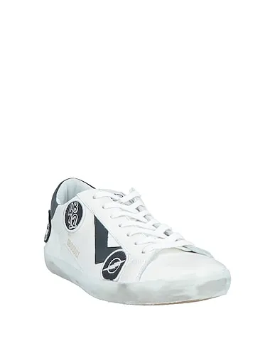 https://images.styletyx.com/images/white-leather-sneakers-4b12-1225143144_2.webp
