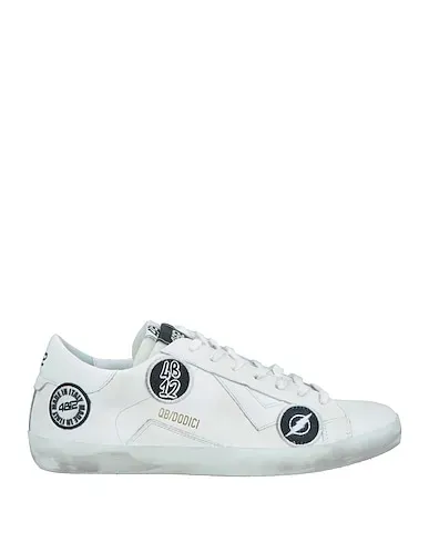 https://images.styletyx.com/images/white-leather-sneakers-4b12-1225515899_1.webp