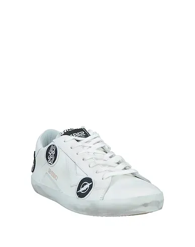 https://images.styletyx.com/images/white-leather-sneakers-4b12-1225515899_2.webp
