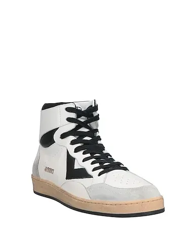 https://images.styletyx.com/images/white-leather-sneakers-4b12-13283835_2.webp