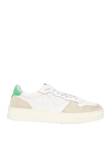 https://images.styletyx.com/images/white-leather-sneakers-4b12-1489971905_1.webp
