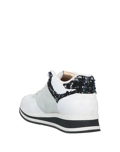 https://images.styletyx.com/images/white-leather-sneakers-crown-13230813_3.webp