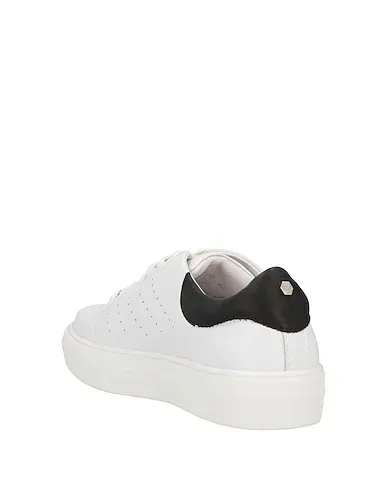 https://images.styletyx.com/images/white-leather-sneakers-cult-663140735_3.webp