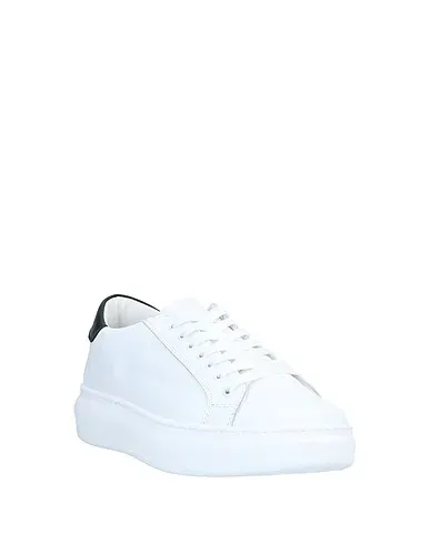 https://images.styletyx.com/images/white-leather-sneakers-grey-daniele-alessandrini-1006578298_2.webp
