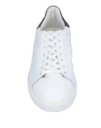 https://images.styletyx.com/images/white-leather-sneakers-heritage-1315728469_4.webp
