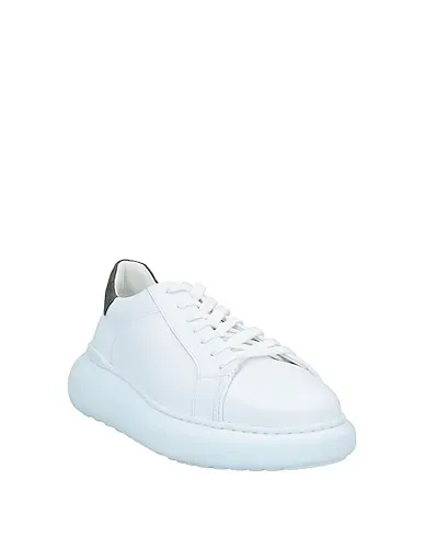https://images.styletyx.com/images/white-leather-sneakers-hide-jack-933275_2.webp