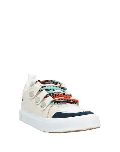 https://images.styletyx.com/images/white-leather-sneakers-marcelo-burlon-13641343_2.webp
