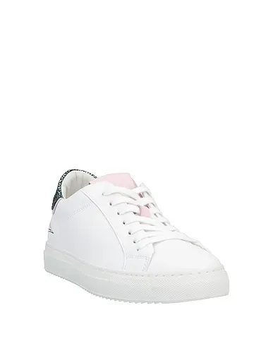 https://images.styletyx.com/images/white-leather-sneakers-nevver-13115458_2.webp