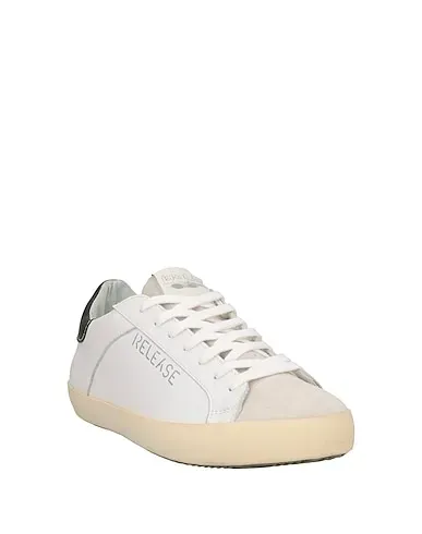 https://images.styletyx.com/images/white-leather-sneakers-nira-rubens-13016446_2.webp