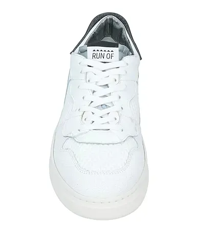 https://images.styletyx.com/images/white-leather-sneakers-run-of-2623537_4.webp