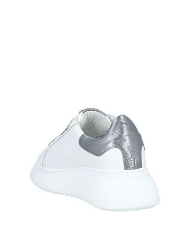 https://images.styletyx.com/images/white-leather-sneakers-tonakai-1004400878_3.webp