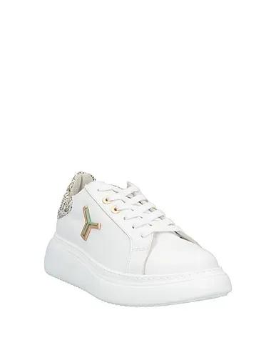 https://images.styletyx.com/images/white-leather-sneakers-tonakai-13282921_2.webp