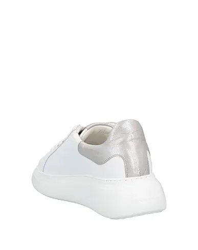 https://images.styletyx.com/images/white-leather-sneakers-tonakai-13285359_3.webp