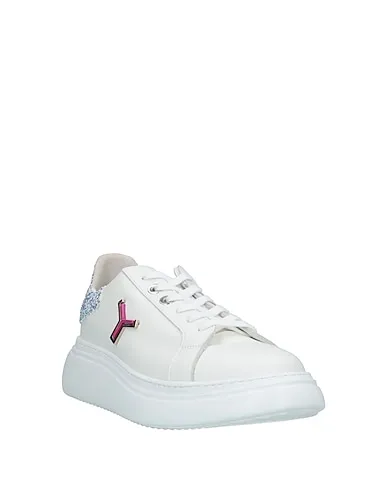 https://images.styletyx.com/images/white-leather-sneakers-tonakai-13302607_2.webp