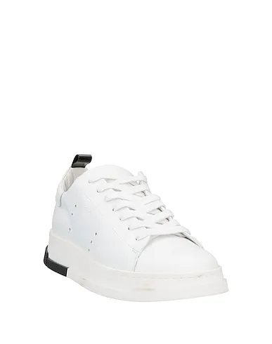 https://images.styletyx.com/images/white-leather-sneakers-tonakai-13316745_2.webp