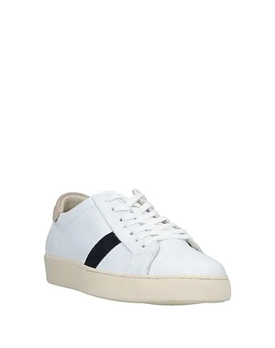 https://images.styletyx.com/images/white-leather-sneakers-tsd12-2657252_2.webp