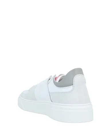 https://images.styletyx.com/images/white-leather-sneakers-ylati-1709633_3.webp