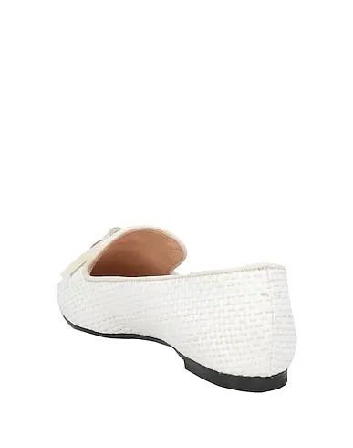 https://images.styletyx.com/images/white-loafers-giulia-neri-1003869010_3.webp