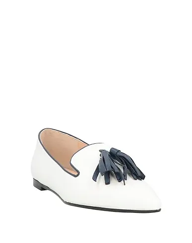https://images.styletyx.com/images/white-loafers-giulia-neri-1224267398_2.webp