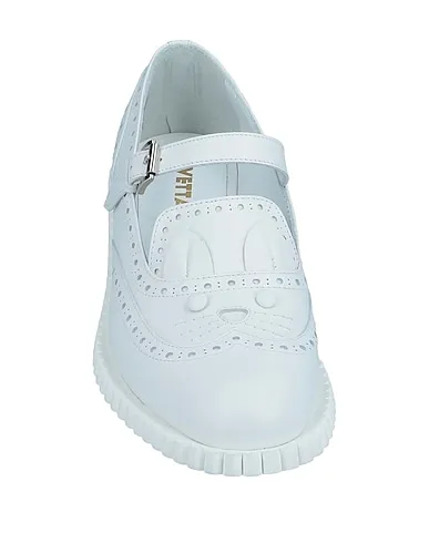 https://images.styletyx.com/images/white-loafers-vivetta-1702390_4.webp