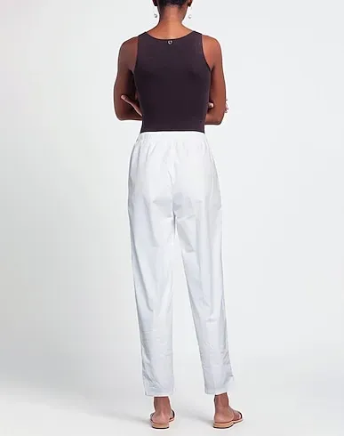 https://images.styletyx.com/images/white-plain-weave-casual-pants-noir-n-bleu-13170283_3.webp
