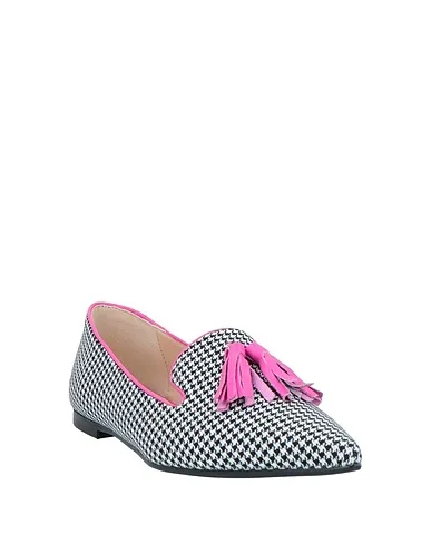 https://images.styletyx.com/images/white-plain-weave-loafers-giulia-neri-1004400962_2.webp