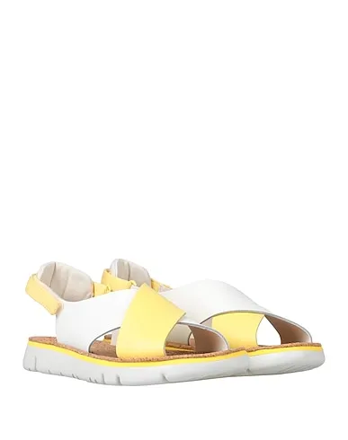 https://images.styletyx.com/images/white-sandals-camper-13124471_4.webp