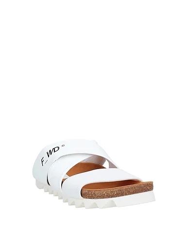 https://images.styletyx.com/images/white-sandals-f-wd-573777_2.webp