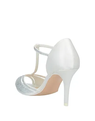 https://images.styletyx.com/images/white-satin-pump-luciano-barachini-2350276_3.webp