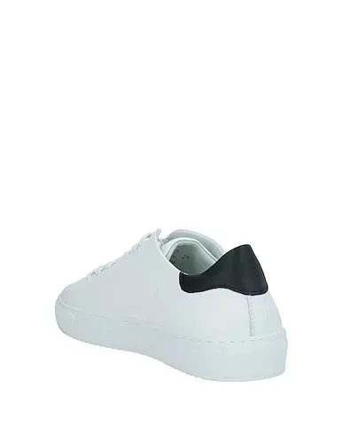 https://images.styletyx.com/images/white-sneakers-axel-arigato-3163511_3.webp
