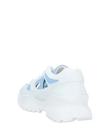 https://images.styletyx.com/images/white-sneakers-f-wd-1350657_3.webp