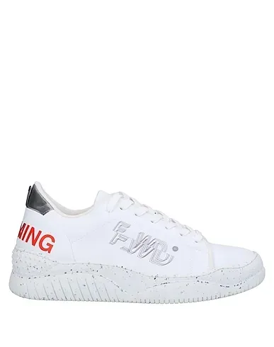 https://images.styletyx.com/images/white-sneakers-f-wd-2943791_1.webp