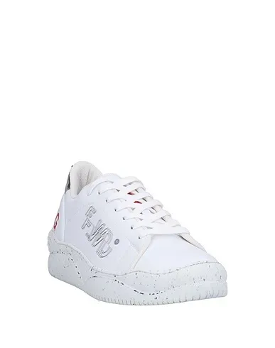 https://images.styletyx.com/images/white-sneakers-f-wd-2943791_2.webp