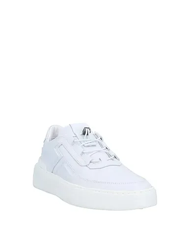 https://images.styletyx.com/images/white-sneakers-tod-s-no-code-1627012_2.webp