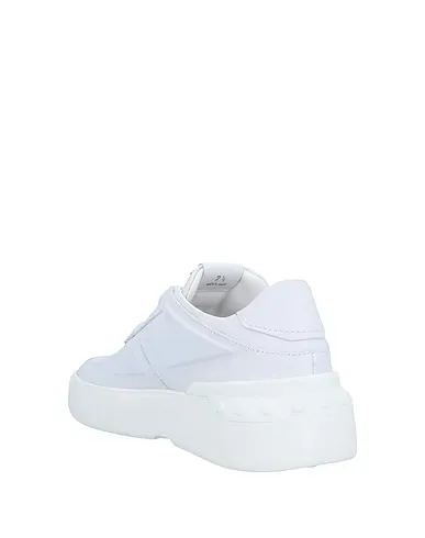 https://images.styletyx.com/images/white-sneakers-tod-s-no-code-1627012_3.webp